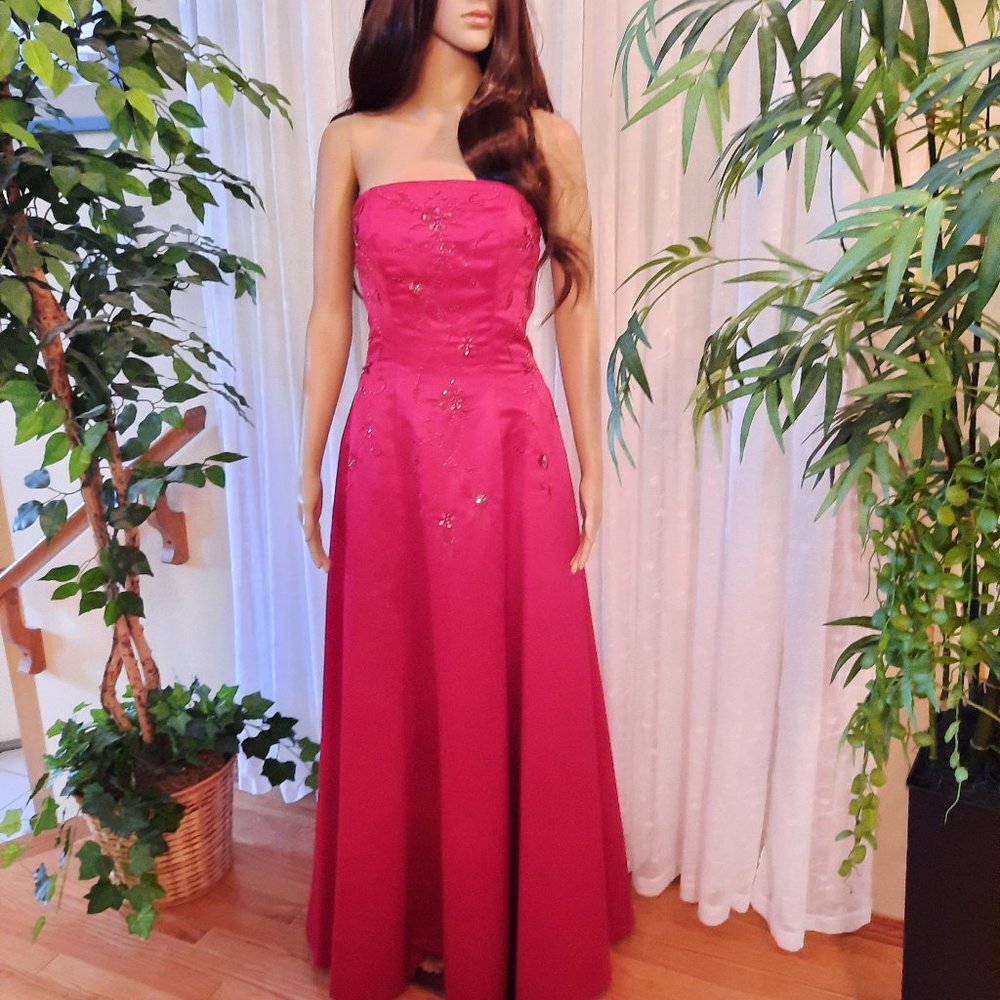 Elegant Beaded Bordeaux Tutto Bene Formal Gown